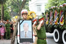 Đưa di ảnh nguyên Tổng Bí thư Đỗ Mười về qua nhà riêng của ông ở phố Phạm Đình Hổ, quận Hai Bà Trưng, Hà Nội. (Ảnh: TTXVN)