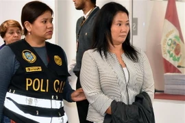 Lãnh đạo đảng cực hữu Fuerza Popular (FP) đối lập tại Peru Keiko Fujimori (phải) bị bắt giữ tại thủ đô Lima. (Nguồn: AFP/TTXVN)