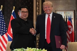 Tổng thống Mỹ Donald Trump (phải) và nhà lãnh đạo Triều Tiên Kim Jong-un tại hội nghị thượng đỉnh ở Singapore ngày 12/6. (Nguồn: AFP/TTXVN)