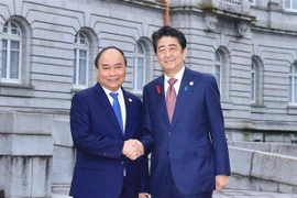 Thủ tướng Nhật Bản Shinzo Abe đón Thủ tướng Nguyễn Xuân Phúc. (Ảnh: Thống Nhất/TTXVN)