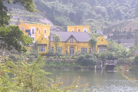 Công trình màu vàng xây dựng trên khu vực hồ Đồng Đò thuộc thôn Minh Tân xã Minh Trí (Sóc Sơn). (Ảnh Nguyễn Dũng/Vietnam+)