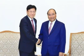 Thủ tướng Nguyễn Xuân Phúc tiếp ông Youn Chul Kim, Chủ tịch Công ty Hanwha Techwin. (Ảnh: Thống Nhất/TTXVN)