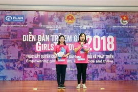 Các đại biểu là trẻ em gái bày tỏ quan điểm của mình tại Diễn đàn. (Ảnh: Anh Tuấn/TTXVN)