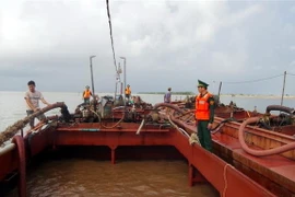 Lực lượng Bộ đội Biên phòng Nam Định bắt quả tang hai tàu khai thác cát trái phép trên biển. (Ảnh: Văn Đạt/TTXVN)