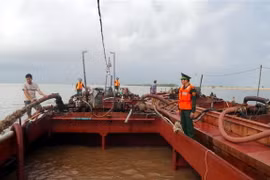 Lực lượng Bộ đội Biên phòng Nam Định bắt quả tang hai tàu khai thác cát trái phép trên biển. (Ảnh: Văn Đạt/TTXVN)