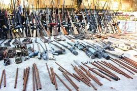 Tiêu hủy hơn 500 khẩu súng tự chế và vật liệu nổ thu gom trong dân. (Nguồn: TTXVN phát)