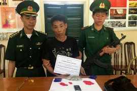 Đối tượng Ú Phin, sinh năm 1969, ở Bản Na On, Cụm Sốp Hào, huyện Sốp Bâu, tỉnh Huaphan (Lào) bị lực lượng Bộ đội biên phòng Thanh Hóa bắt giữ. (Ảnh: Nguyễn Nam/TTXVN)