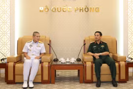 Thượng tướng Phan Văn Giang tiếp Đô đốc Luechai Ruddit. (Ảnh: TTXVN phát)