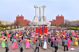 Người dân Triều Tiên múa hát tại một lễ kỷ niệm ở Bình Nhưỡng. (Nguồn: YONHAP/TTXVN)