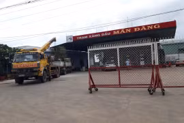 Xe cứu hộ được điều đến hiện trường để đưa xe cẩu ra ngoài. (Ảnh: Lê Đức Hoảnh/TTXVN)