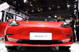 Một mẫu xe của Tesla được trưng bày tại Triển lãm Ôtô Quốc tế Thượng Hải, Trung Quốc ngày 17/4. (Ảnh: THX/TTXVN)