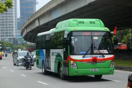 Xe buýt sử dụng khí CNG di chuyển trên đường. (Ảnh: Huy Hùng/TTXVN)