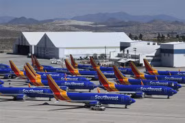 Máy bay Boeing 737 Max đỗ tại sân bay ở California, Mỹ. (Ảnh: AFP/TTXVN)