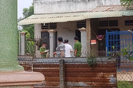 Công an khám nghiệm hiện trường. (Ảnh: Đâu Tất Thành/Vietnam+)