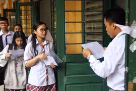 Thí sinh làm thủ tục vào phòng thi để nghe phổ biến quy chế thi tại điểm thi Trường trung học phổ thông Trưng Vương, Quận 1. (Ảnh: Xuân Dự/TTXVN)