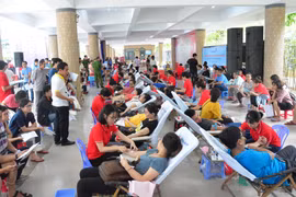 Ngày hội đã thu hút đông đảo người dân tham gia hiến máu. (Ảnh: Văn Dũng/TTXVN)
