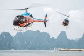 Dịch vụ ngắm Vịnh Hạ Long mới với tên gọi Ha Long Heli Tours vừa được khai trương vào ngày 10/5. (Nguồn: CNN)