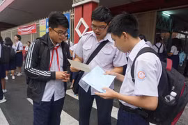 Thí sinh tại điểm thi Trường Trung học cơ sở Colette (quận 3) trao đổi về bài thi môn tiếng Anh chiều 2/6. (Ảnh: Thu Hoài/TTXVN)
