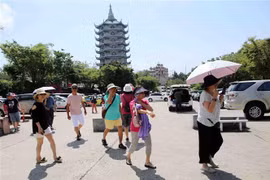Du khách tham quan chùa Linh Ứng ở Đà Nẵng. (Ảnh minh họa: Trần Lê Lâm/TTXVN)