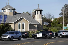 Xe cảnh sát gác tại hiện trường vụ nổ súng tại giáo đường Do Thái ở thị trấn Poway, bang California ngày 27/4/2019. (Ảnh: THX/TTXVN)