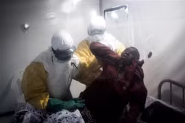 Nhân viên y tế điều trị cho một bệnh nhân nhiễm Ebola tại Beni, CHDC Congo ngày 15/8/2018. (Ảnh: AFP/ TTXVN)