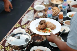 Bàn tiệc Iftar dài nhất thế giới tại Thủ đô hành chính mới của Ai Cập cách Cairo khoảng 50km về phía đông ngày 1/6. (Ảnh: THX/TTXVN)