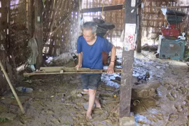 Người dân thôn Bản Dền (Sa Pa, Lào Cai) dọn dẹp, gia cố nhà cửa sau lũ. (Ảnh: Lục Hương Thu/TTXVN)