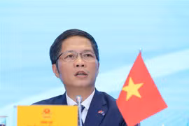 Bộ trưởng Bộ Công Thương Trần Tuấn Anh trả lời câu hỏi của các phóng viên. (Ảnh: Lâm Khánh/TTXVN)