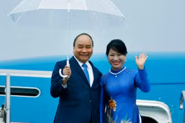 Thủ tướng Chính phủ Nguyễn Xuân Phúc và Phu nhân tại Sân bay quốc tế Kansai, Osaka. (Ảnh: Thống Nhất/TTXVN)