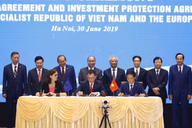 Thủ tướng Nguyễn Xuân Phúc chứng kiến Lễ ký Hiệp định Thương mại tự do (EVFTA).(Ảnh: Thống Nhất/TTXVN)