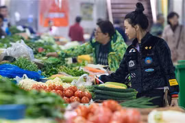 Khách hàng chọn mua thực phẩm tại một siêu thị ở tỉnh Giang Tô, Trung Quốc. (Ảnh: THX/TTXVN)