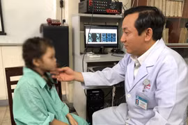 Bác sỹ Bệnh viện Chợ Rẫy kiểm tra tình trạng sức khỏe cho bệnh nhi Hồ Thị S. sau phẫu thuật. (Ảnh: TTXVN phát)