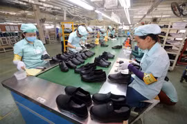 Dây chuyền sản xuất giày, dép xuất khẩu tại Công ty TNHH Midori Safety Footwear Việt Nam, vốn đầu tư của Nhật Bản tại khu công nghiệp Điện Nam - Điện Ngọc (Quảng Nam). (Ảnh: Danh Lam/TTXVN)