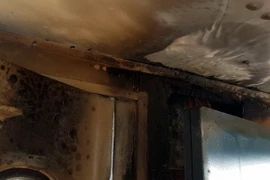 Vết ám khói trên toa tàu do bị cháy. (Ảnh: Xuân Triệu/TTXVN) 