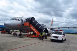 Chuyến bay BL211 hạ cánh tại Đà Nẵng để cấp cứu nam hành khách. (Ảnh: Jetstar cung cấp)