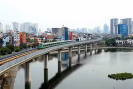 Đoàn tàu chạy qua đoạn hồ Hoàng Cầu. (Ảnh: Huy Hùng/TTXVN)