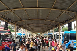 Lượng khách đổ về bến xe để hành hương về quê nghỉ lễ 2/9 chỉ tăng 10% so với thường ngày. (Ảnh: Sơn Hùng/Vietnam+)
