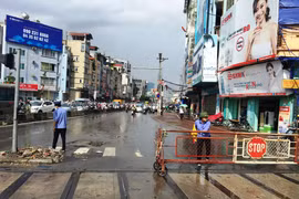 Lương của công nhân gác chắn đường sắt sẽ được tăng thêm 20%. (Ảnh: Việt Hùng/Vietnam+)