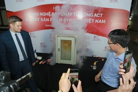 Chỉ với một sợi dây và một miếng dán có thể dập cháy tự động. (Ảnh: Việt Hùng/Vietnam+)