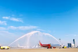 Máy bay Vietjet được chào đón bằng nghi thức phun vòi rồng với đường bay đầu tiên đến Nhật Bản. (Ảnh: Vietjet cung cấp)