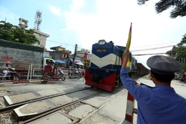 Ngành đường sắt sẽ lắp đặt camera để tăng cường công tác quản lý và giám sát an toàn tại các đường ngang có gác và đường ngang cảnh báo tự động. (Ảnh: TTXVN)