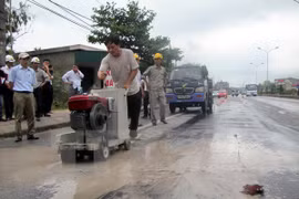 Nhà thầu thi công sửa chữa hư hỏng, hằn lún vệt bánh xe tuyến Quốc lộ 5. (Ảnh: Phan Quân/TTXVN)