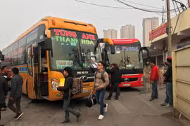 Phương tiện vận tải hành khách tại bến xe Giáp Bát. (Ảnh: Việt Hùng/Vietnam+)