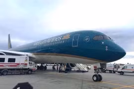 Máy bay Vietnam Airlines hạ cánh khẩn xuống sân bay Bucharest Henri Coanda tại Romania. (Ảnh: Vietnam Airlines cung cấp)