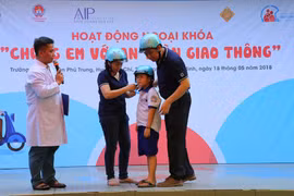 Trẻ em được hướng dẫn cách đội mũ bảo hiểm đạt chuẩn và đúng cách. (Ảnh: Quỹ AIP cung cấp)