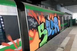 Toa tàu của đường sắt đô thị Cát Linh-Hà Đông bị kẻ xấu vẽ tranh Graffiti đè lên màu sơn chủ đạo của mẫu tàu được thiết kế. (Ảnh: Otofun.net)
