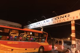 Trong khi chờ sửa chữa cầu Vàm Cống, các phương tiện nối đuôi nhau đi qua phà Vàm Công. (Ảnh: Việt Hùng/Vietnam+)