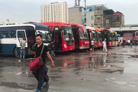 Phương tiện xe khách tại bến xe Nước Ngầm. (Ảnh: Việt Hùng/Vietnam+)