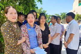 Thân nhân người lái tàu tử vong trong vụ tai nạn đường sắt rạng sáng 24/5. (Ảnh: Thùy Giang/Vietnam+)