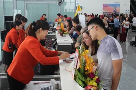 Hành khách làm thủ tục bay tại quầy của Jetstar Pacific. (Nguồn: Jetstar cung cấp)